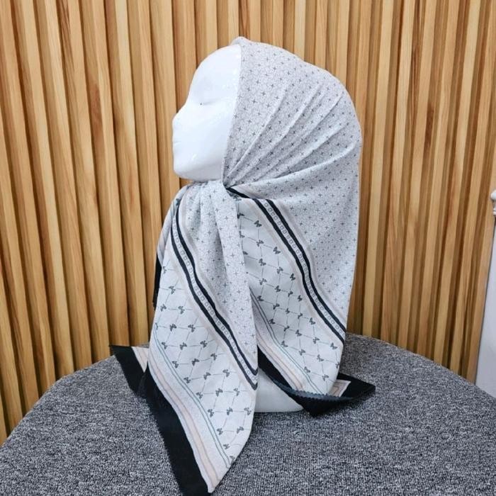 Hijab Segi Empat Voal Motif Garis Pita Putih Hitam