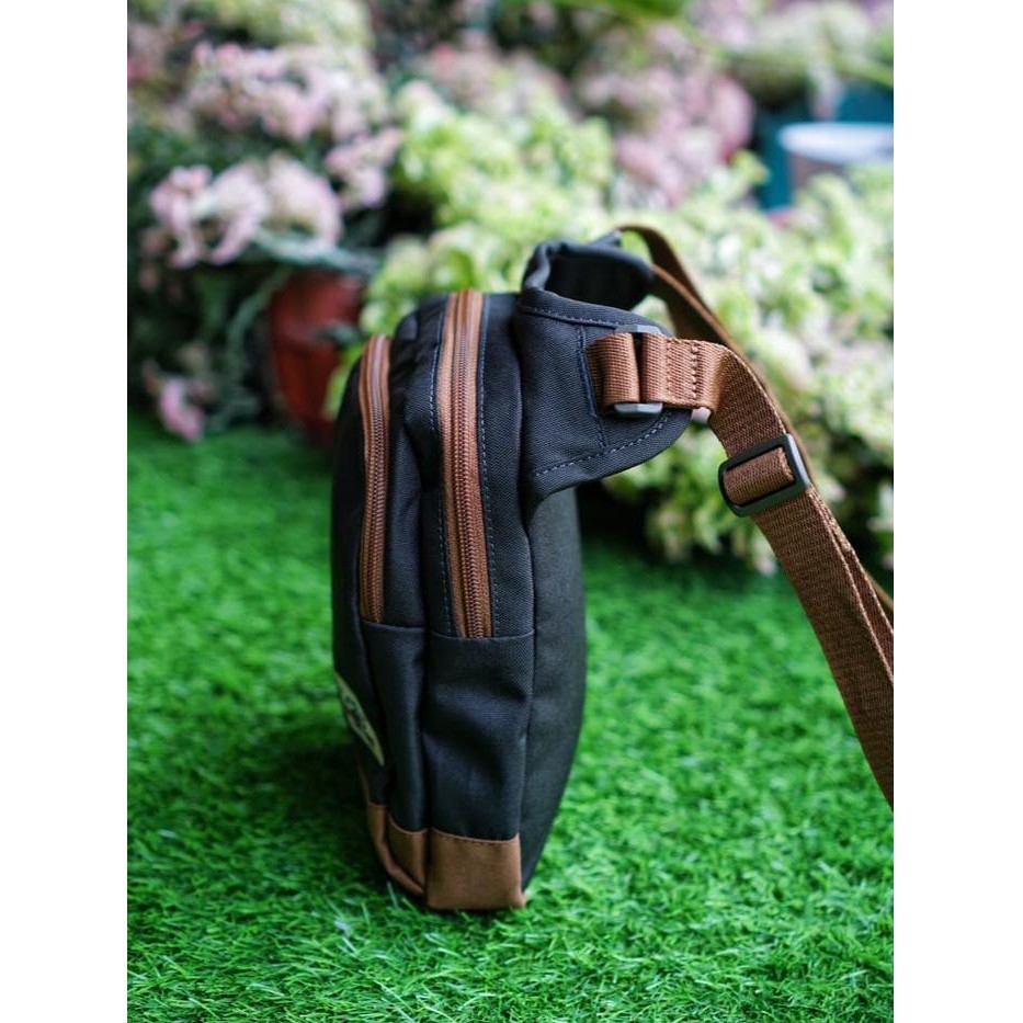 EIGER ROADTRIP TRAVEL POUCH 1989 3L 8796 -TAS BAHU - TAS PRIA - SELEMPANG TAS EIGER