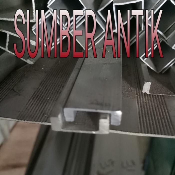 Rel U Showcase Etalase Aluminium