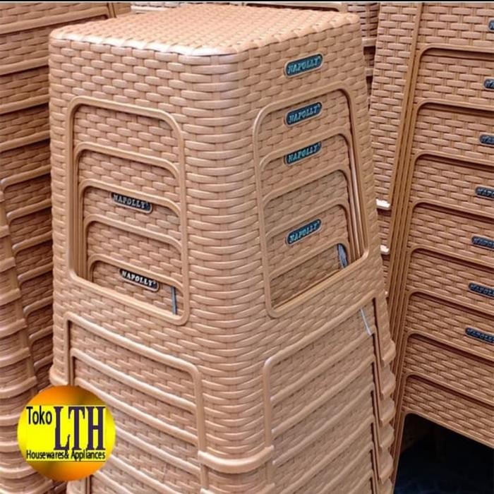 MEJA PLASTIK MOTIF ROTAN ANYAMAN NAPOLLY / MEJA COKLAT / MEJA TAMAN