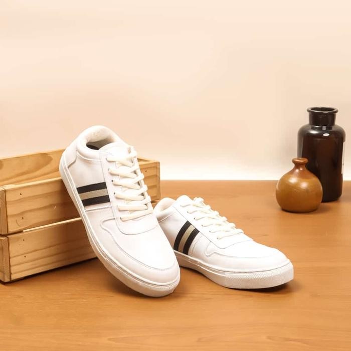 sepatu sneakers kulit warna putih sepatu casual pria sepatu kulit pria