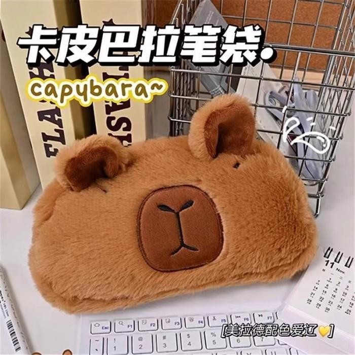 

Kotak Pensil Boneka Bulu Lucu GRUMPY CAPYBARA Edition Gwiyeo Pencil Case Stationery Bag Kawaii Doll