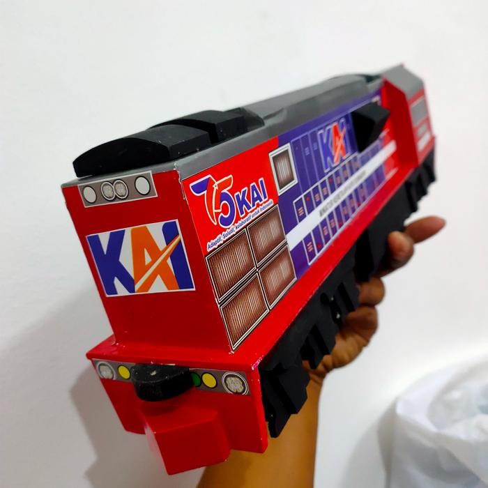Miniatur Kereta Api Kayu Lokomotif Cc205 Livery Red Blue Terbatas