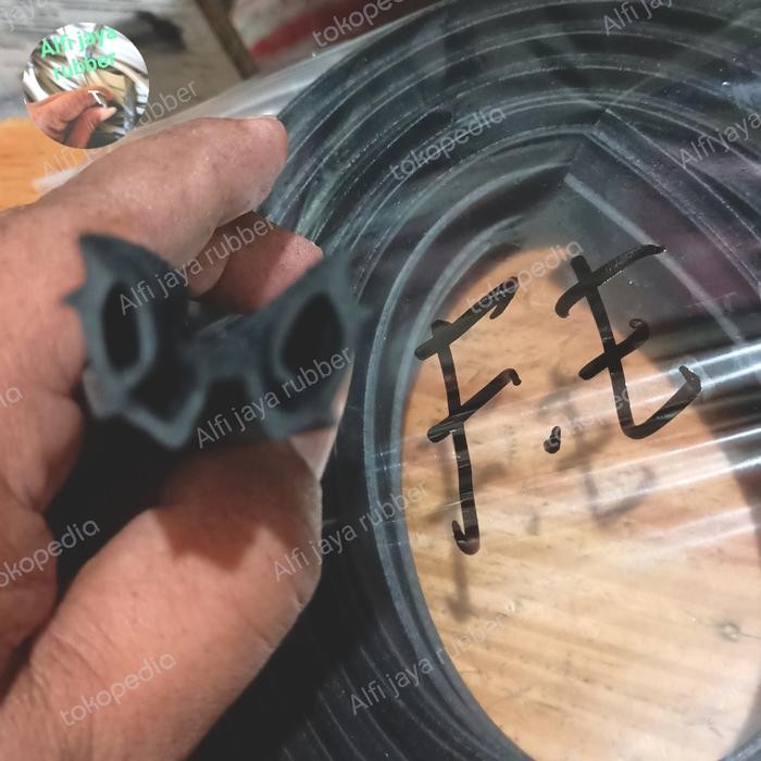 Karet Run Channel Bludru Kaca Pintu Depan Truk PS Lama / Ragasa