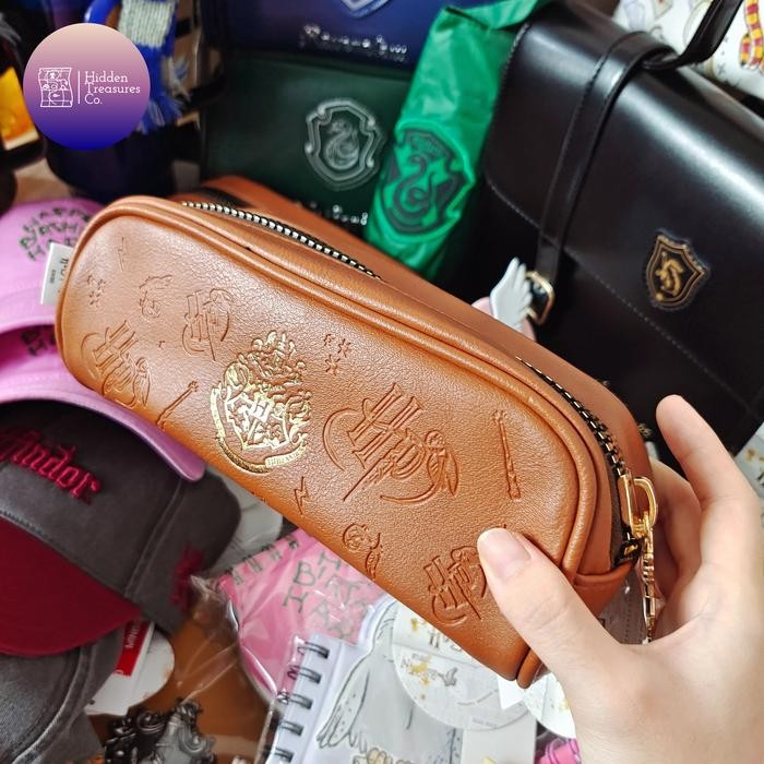 

MINISO X HARRY POTTER READY STOCK HOGWARTS LOGO BROWN GOLD STAMP PENCIL CASE KOTAK PENSIL