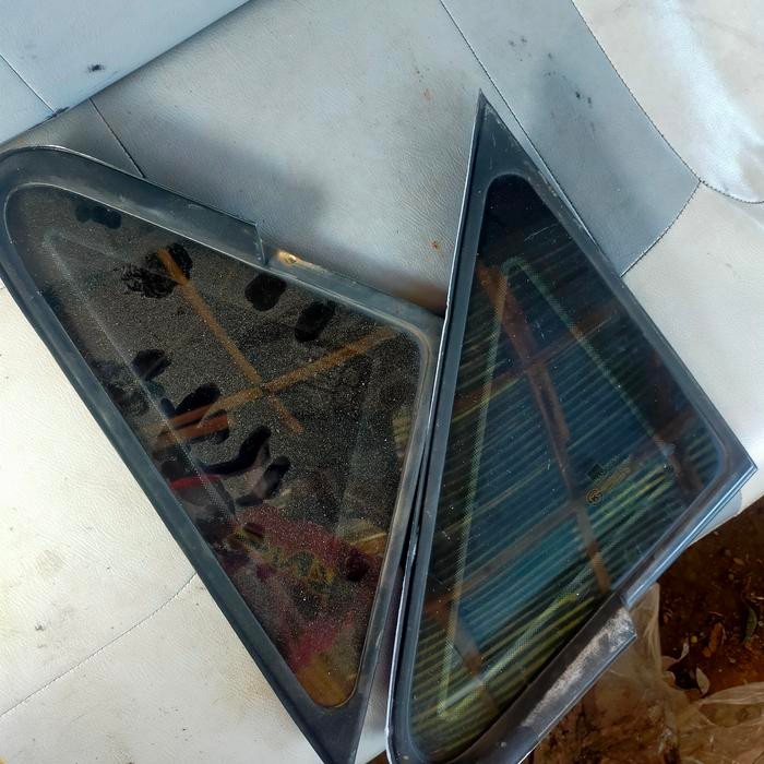 kaca depan segitiga hyundai Trajet original