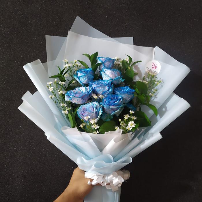 hand bouquet mawar biru | mawar hidup | buket mawar biru