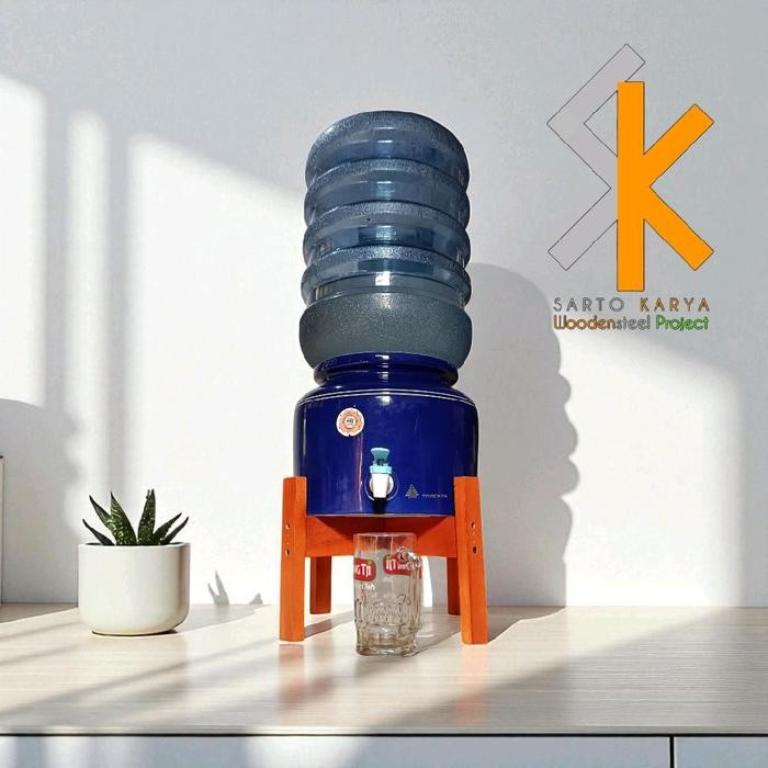 ASLI SARTO KARYA Dudukan Galon Stand Galon Guci Dispenser Kayu Mahoni Minimalis Estetik Muat Gelas