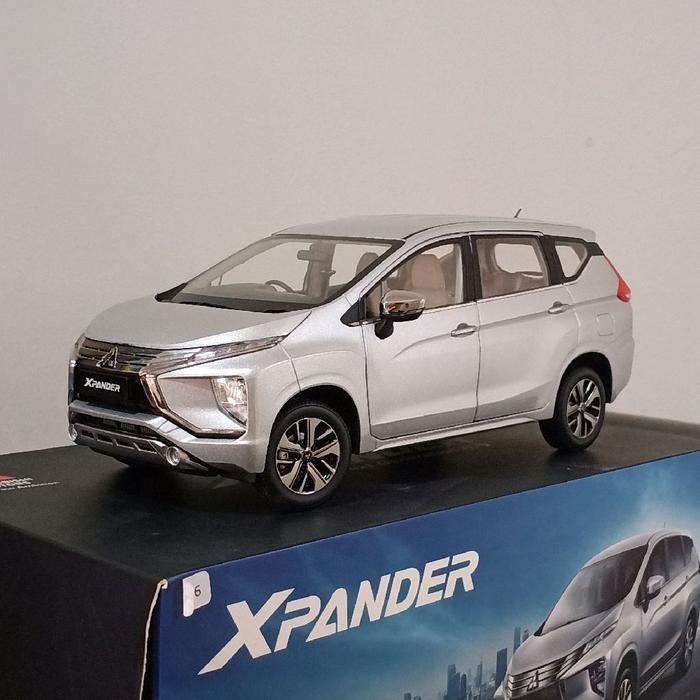 Dealerbox Dealer Box Diecast 1/18 Skala 18 Mobil Mitsubishi Xpander Silver Mica Metallic