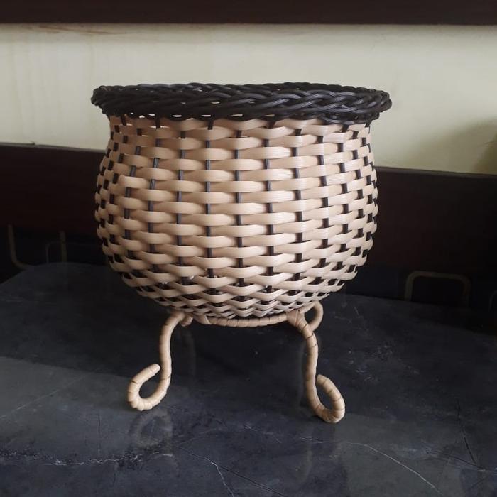 Pot Bunga Rotan sintetis Kaki Besi