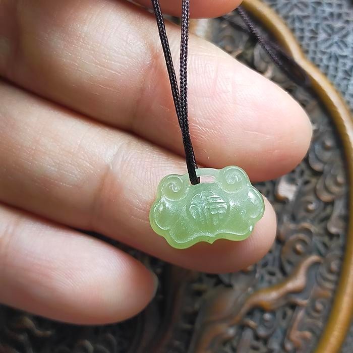 Liontin Giok Hetian Fu Ruyi bersertifikat