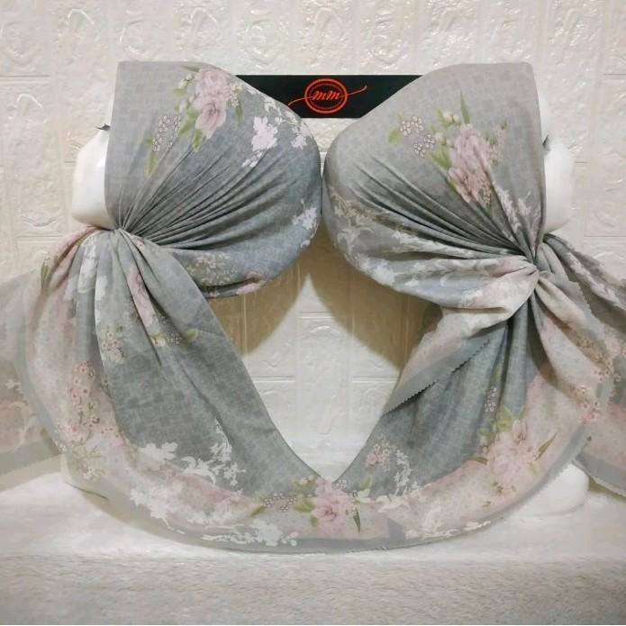 Hijab Segi Empat Voal Motif Bunga Hijau Pastel Pink