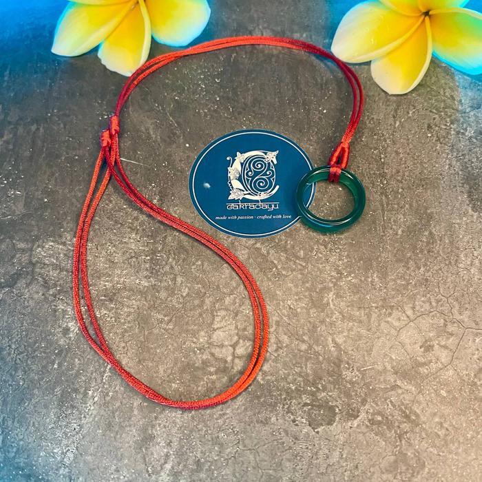 Kalung Satin dengan Liontin Cincin Green Aventurine (Kebugaran) - Tali Merah