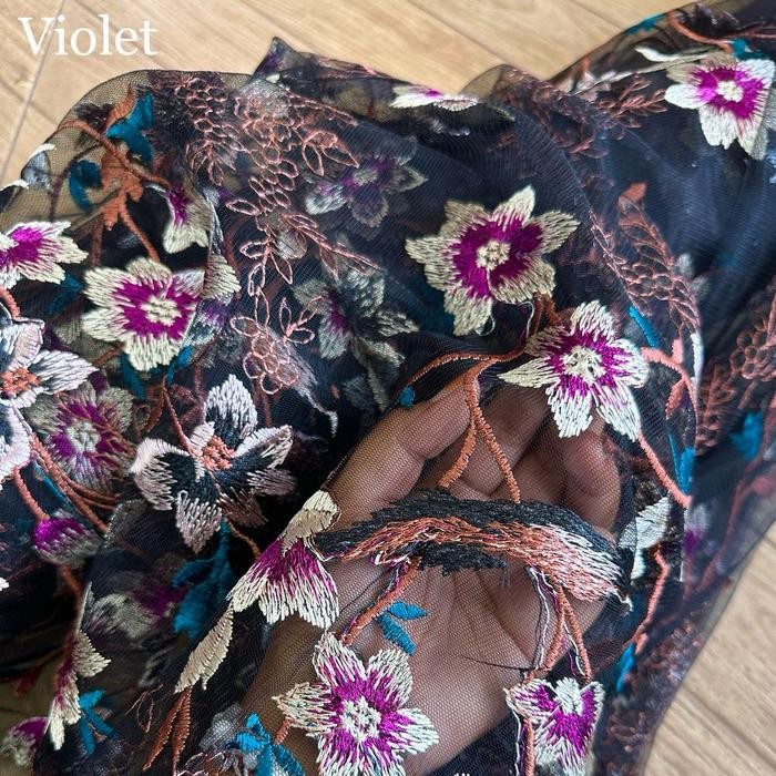 

KAIN TILE MIDNIGHT GARDEN BLISS KODE 4126 (LEBAR 1.30M, COCOK UNTUK PERPADUAN DRESS) DENGAN BORDIRAN