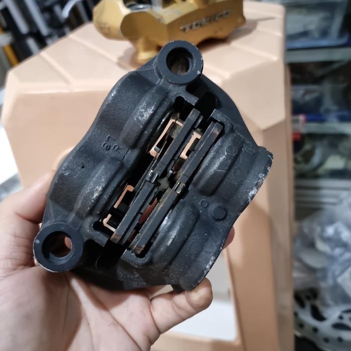 KALIPER DEPAN KANAN MERK TOKICO 4 PISTON RADIAL HONDA CBR 600 1000