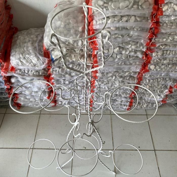 RAK BESI TANAMAN HIAS