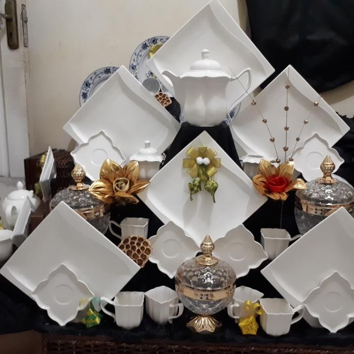 Parcel Capodimonte Dinner Set+Tea Set+Gucci Model Nanas Piala
