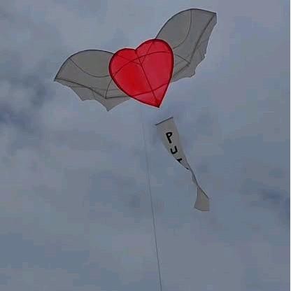 Layangan Love Viral 80Cm Harga Termurah