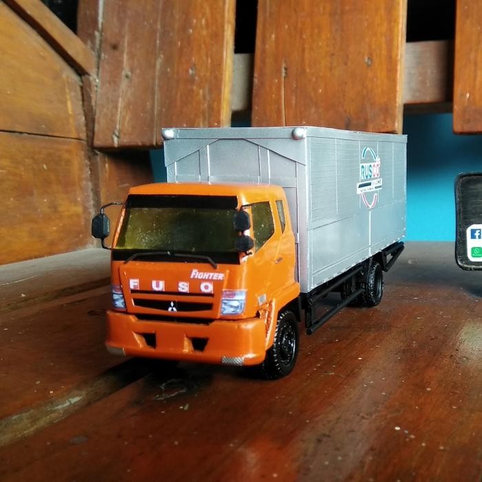 Miniatur truk Fuso Fighter box