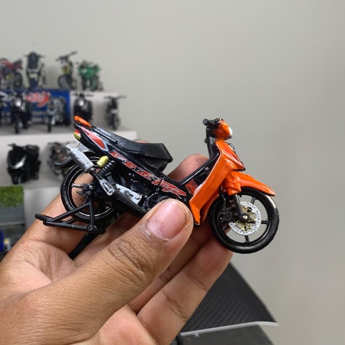 Miniatur fizr skala 1:20 hotweels miniatur motor 2 stroke yamaha fizr