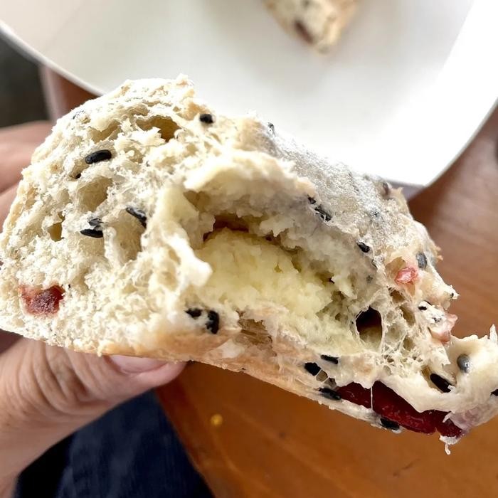 se8n- Cranberry Cheese Sourdough Bun