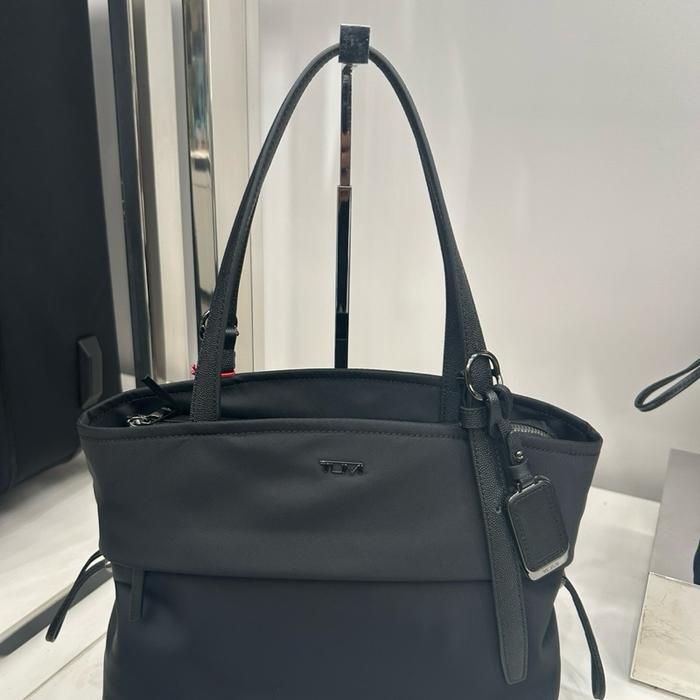 Tumi Cam Small Tote Bag - Tas Tangan Kecil dengan Desain Elegan dan Praktis untuk Penggunaan
