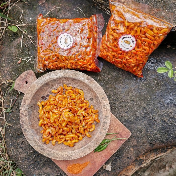 

MAKRONI CIKRUH DAUN JERUK 1 KG, MAKRONI CIKRUH DAUN JERUK PEDAS 1KILO, MAKARONI PEDAS SNACKS