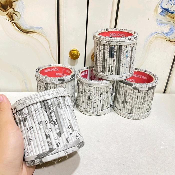 

Prakarya / Kerajinan Tangan Tempat Pensil Dari kertas koran ( polos ) dan kardus