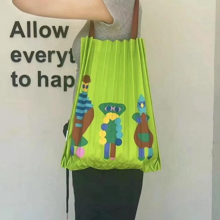 STOK TERBATAS  ME ISSEY MIYAKE RECYCLED POLYESTER TRUNK PLEATS BAG TERJANGKAU