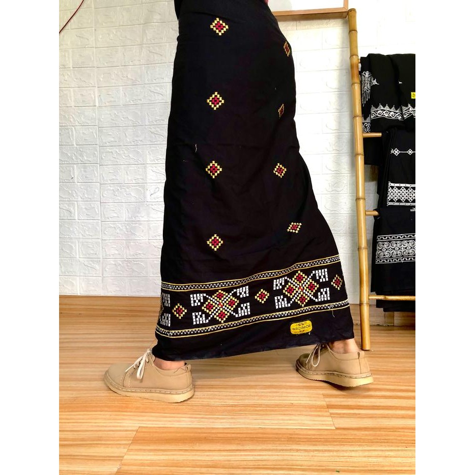 Pilihan- Sarung Wadimor Bordir Katun Original Hitam Sarong Dewasa Lembut Motif Muslim Seragam