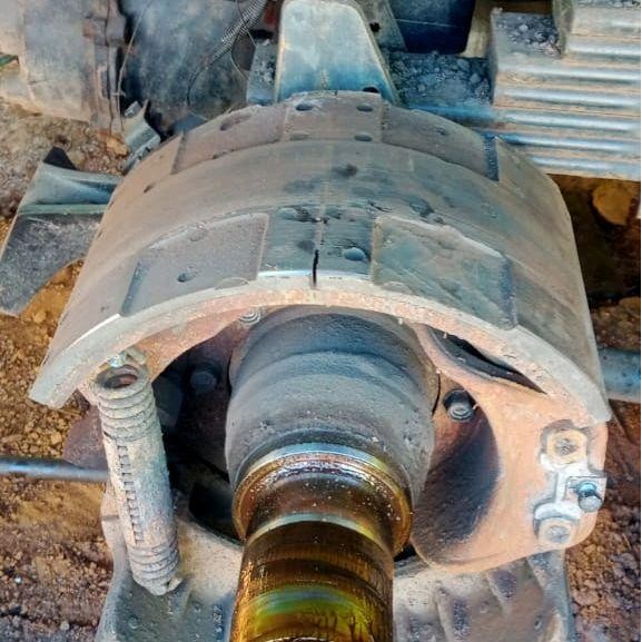 sepatu kampas isuzu giga lebar kampas  22 model roler roda bekas copotan Engine