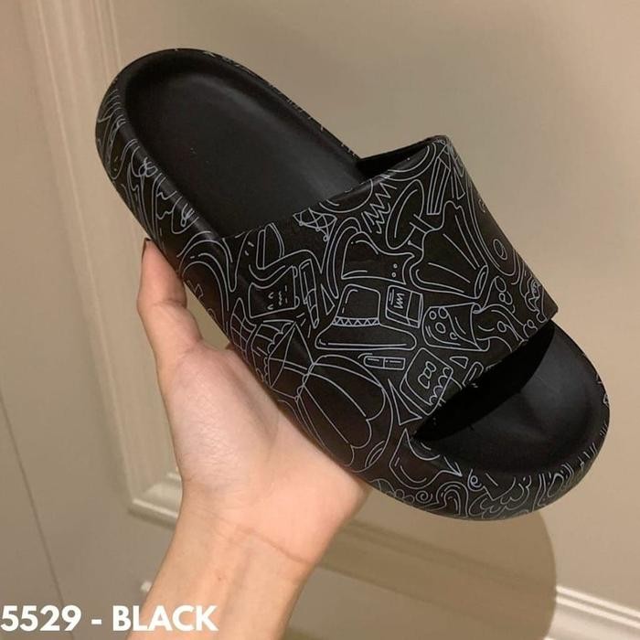 muna SANDAL WANITA PRIA MOTIF GRAFITI KEKINIAN KEREN MALL SANTAI BAHAN RUBBER 5529