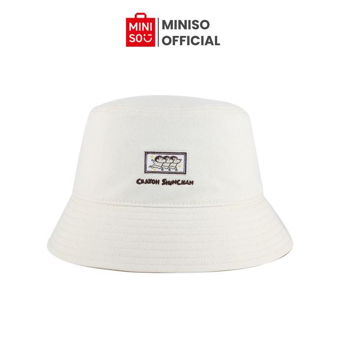 MINISO Crayon Shinchan Topi Bucket Katun Putih untuk Pria Wanita - Aksesoris Kepala Traveling Collec