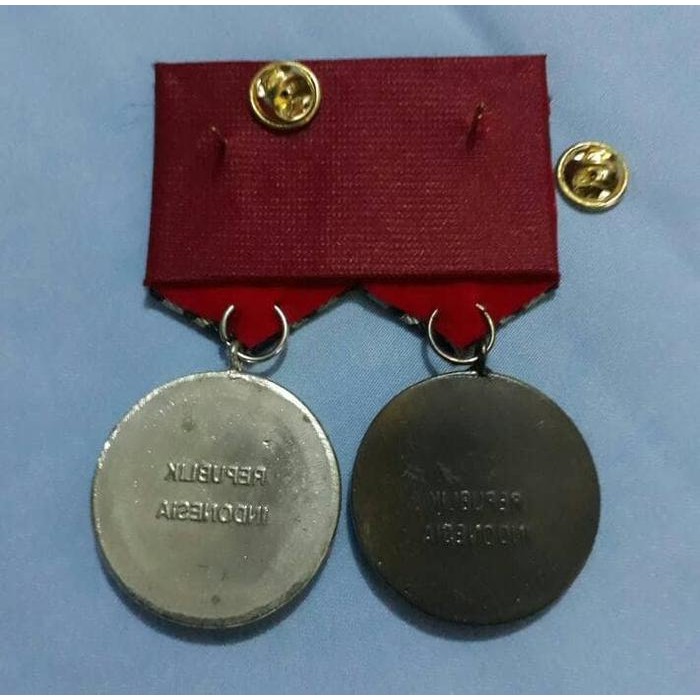 

MEDALI KARYA SATYA 10 20 TAHUN ( GABUNG ) ( X ,XX )