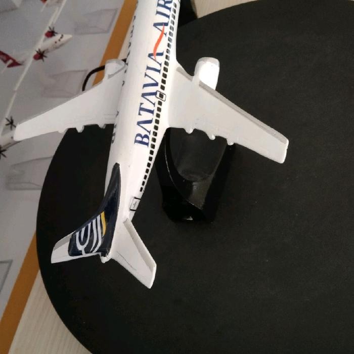 STOK TERBATAS  MINIATUR PESAWAT BATAVIA AIR PANJANG 20 CM ADA DUDUKAN TIDAK ADA RODA BAHANNYA