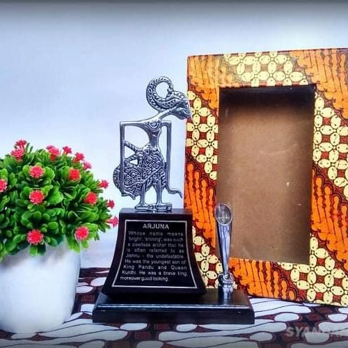 

Tempat Pensil Pulpen Hiasan Meja Kantor Wayang Logam