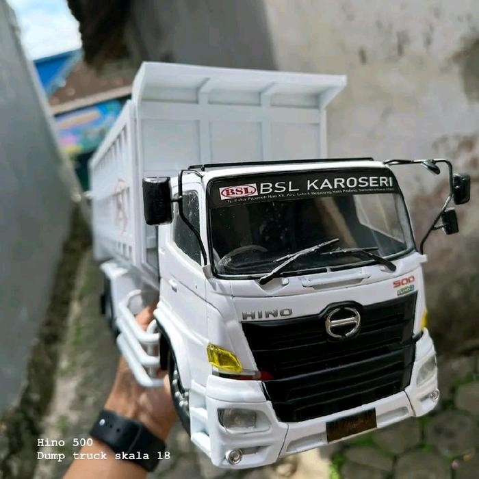 Miniatur dump truk truk oleng bisa jungkit bak dan kabin warna putih variasi lampu leed rgb 20 titik