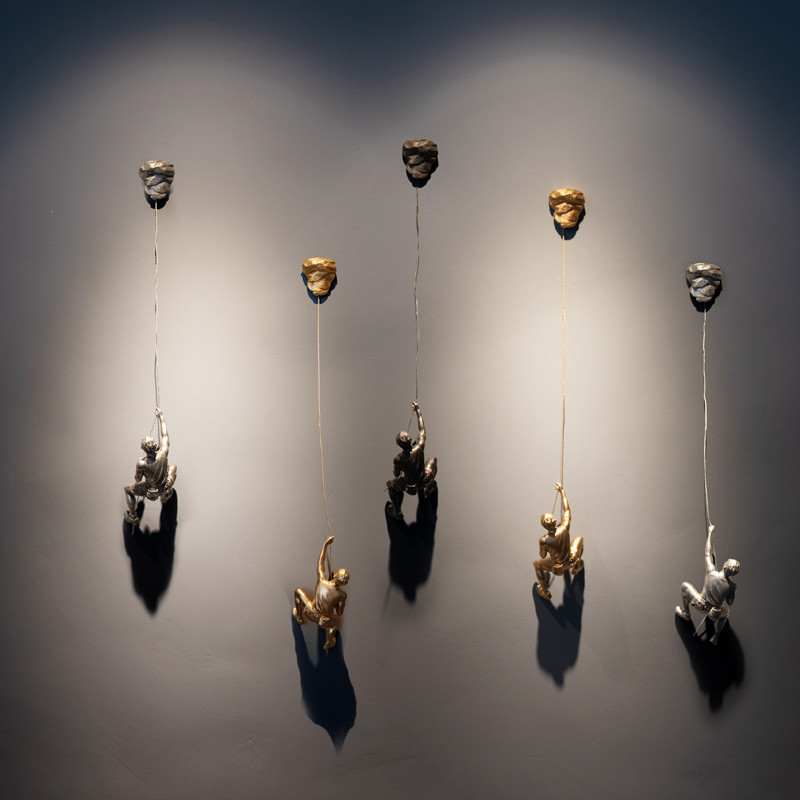 Wall Art Hanging Resin Climbing Man Mount Pendant Industrial Style Iron Wire Decoration Sculpture Fi