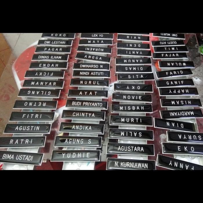 

New name tag/nama dada akrilik di lapisi resin (mengkilap)-peniti