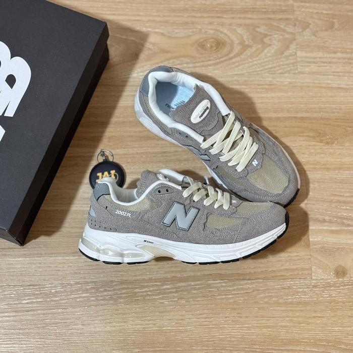 SEPATU RUNNING NEW BALANCE 2002R BROWN PRIA
