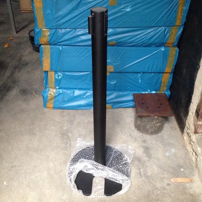 

Melayani Faktur Pajak! Tiang Antrian Tiang Pembatas Hitam Pita Hitam Tatakan U-Shape