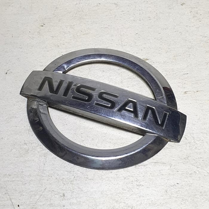 EMBLEM LOGO GRILL BUMPER DEPAN NISSAN GRAND LIVINA X-GEAR 62890-1U600