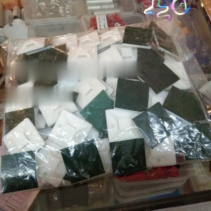 

Tie Mount / Pengikat Kabel Dengan Double Tape/ Pengait Kabel 40X40 Mm