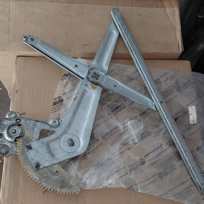 Regulator Kaca Depan Kiri Corolla GL SE Saloon Original 69820-12250