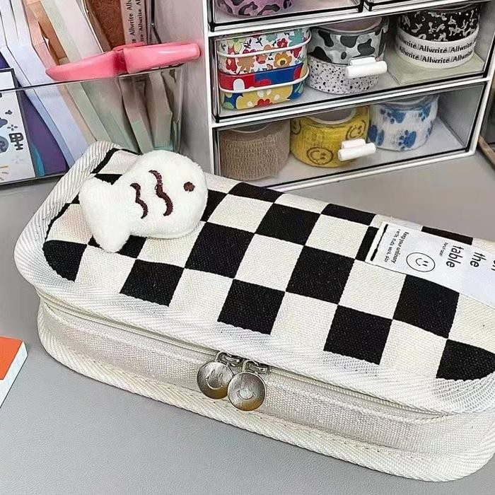 

TAS PENSIL KOTAK-KOTAK HITAM DAN PUTIH KAPASITAS BESAR VERSI KOREA