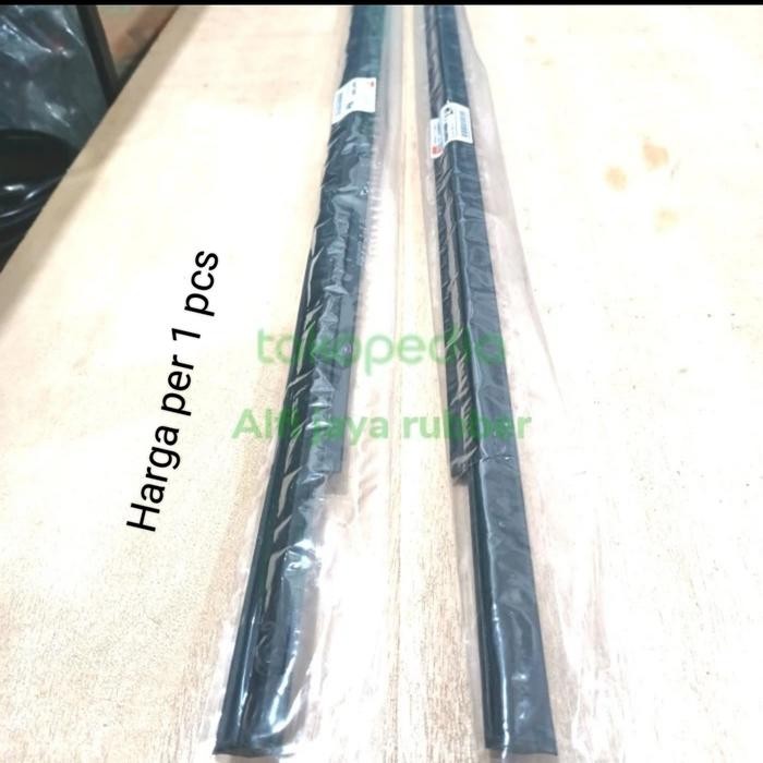 Pelipit Kaca Luar Tengah Panther Kotak / Panther Lama