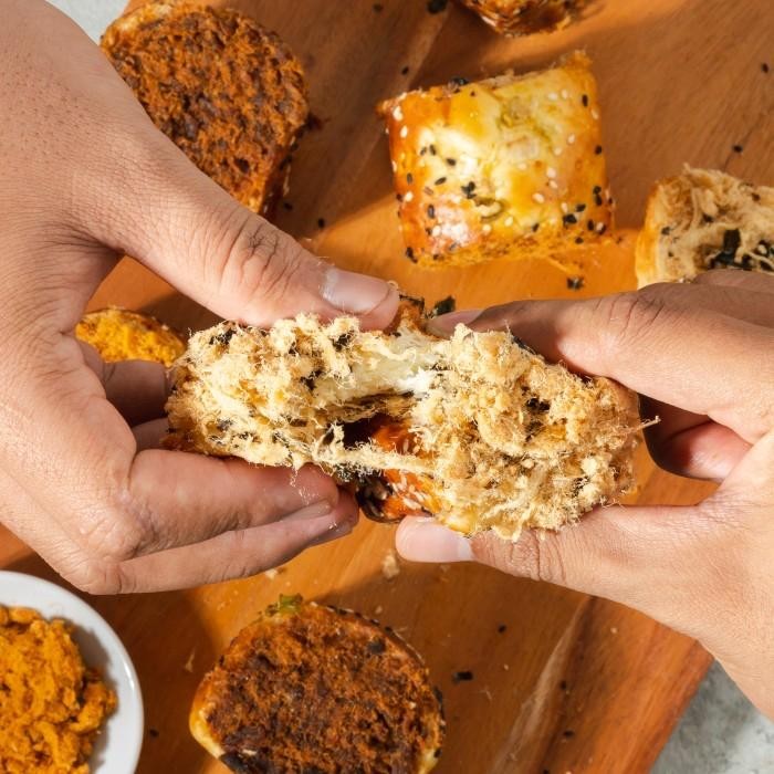 TerEnakPolll- Chicken Golden Floss / Roti Abon Gulung - Botuna Indonesia