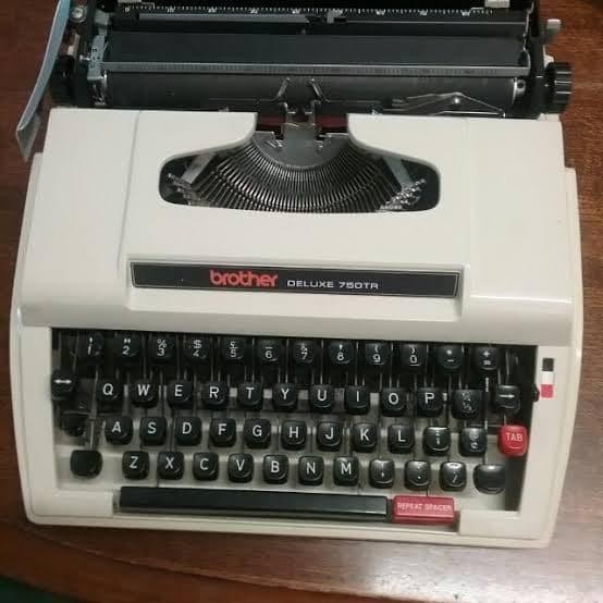 

MESIN TIK KETIK BROTHER DELUXE 750 TR JAPAN - 9" INC FOLIO A4 MANUAL