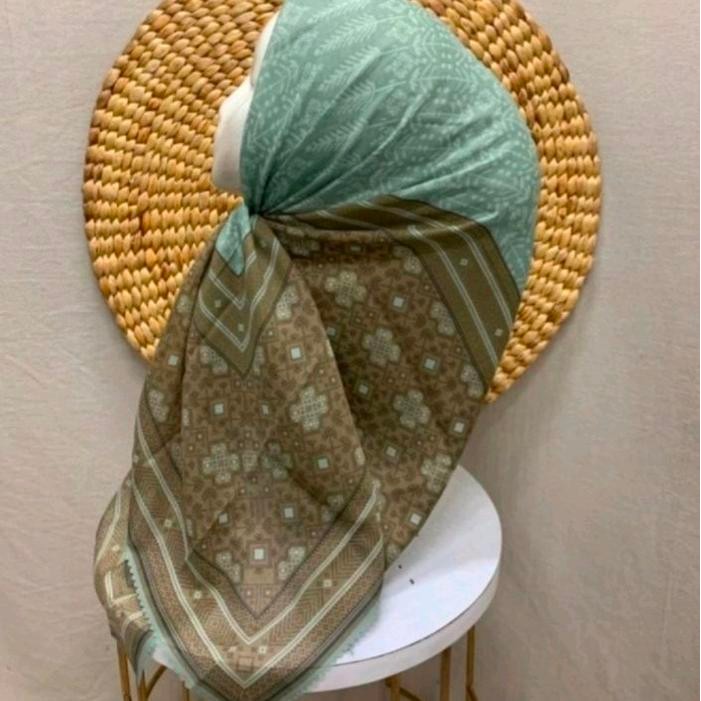Hijab Segi Empat Voal Motif Etnik Batik Tosca Cokelat