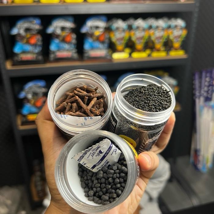 PELET BLACK & RED BOOSTER UNTUK CABUNG BUNGA WARNA CHANNA